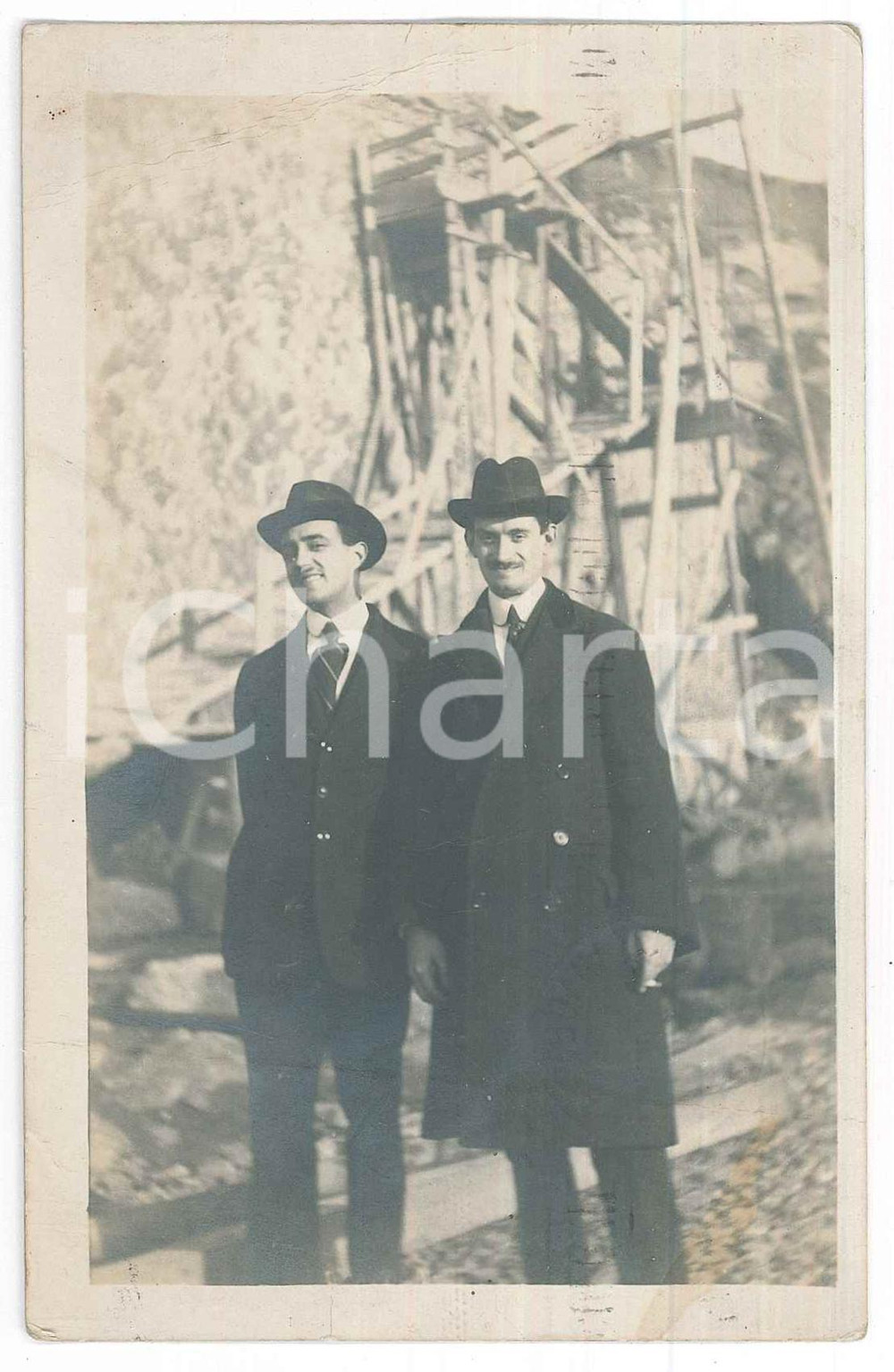 1914 GENOVA - Coppia di amici in un cantiere - Foto cartolina