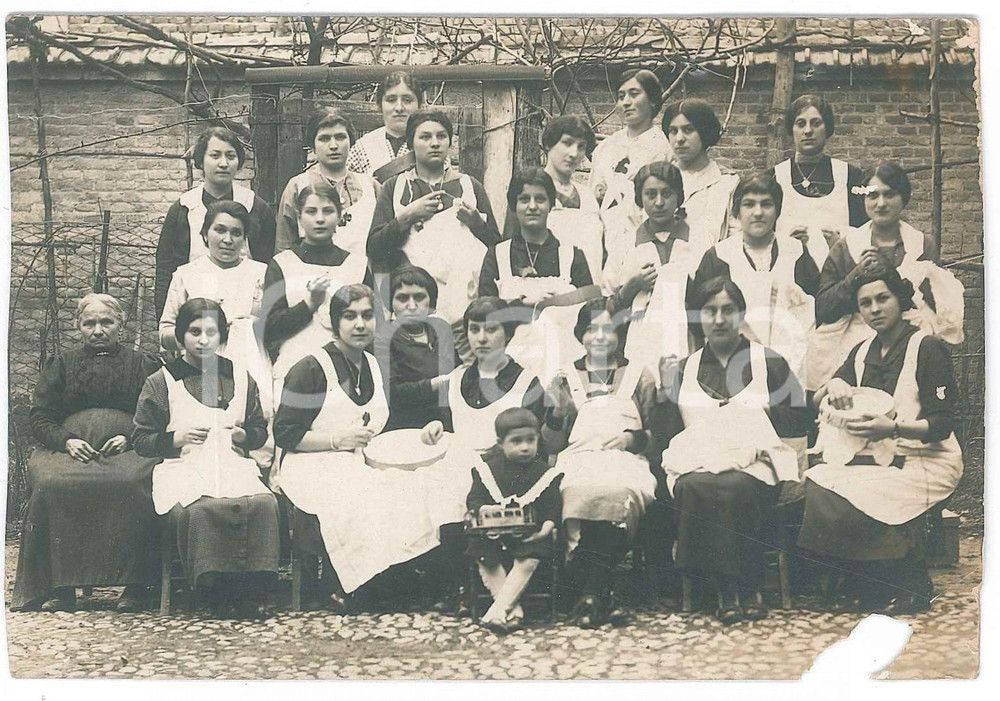 1925 ca ITALIA Istituto Femminile - Classe di ricamo *Foto cartolina DANNEGGIATA