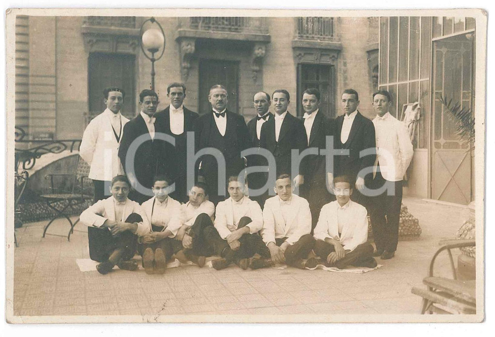 1915 ca FRANCE (?) Personale di un albergo - Ritratto di gruppo - Foto cartolina