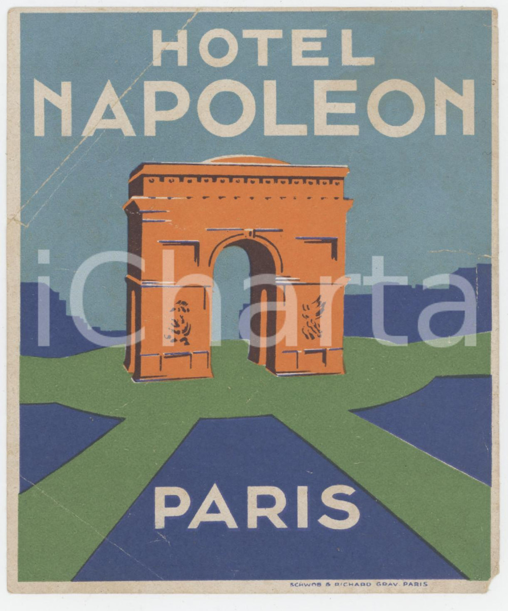 1955 ca PARIS Hotel Napoleon - Etichetta illustrata DANNEGGIATA 10x12 cm Etichetta d'epoca.  POOR/danneggiato Profonde piegature agli angoli, strappi ai margini Formato: 10x12 cm originale e autentica 1