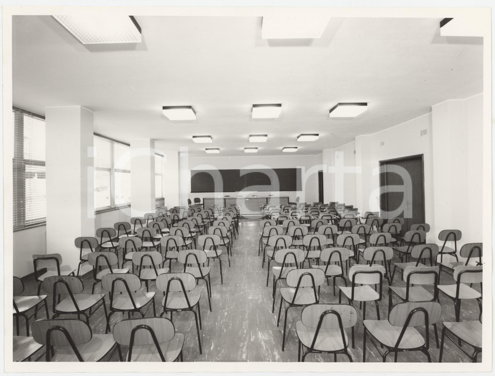 1975 SCUOLE - DOMODOSSOLA (VCO) Istituto Tecnico - Aula Magna - Foto 24x18 cm Fotografia originale, con velina protettiva. FAIR/discreto piegatura angolare Formato: 24x18 cm originale e autentica 1