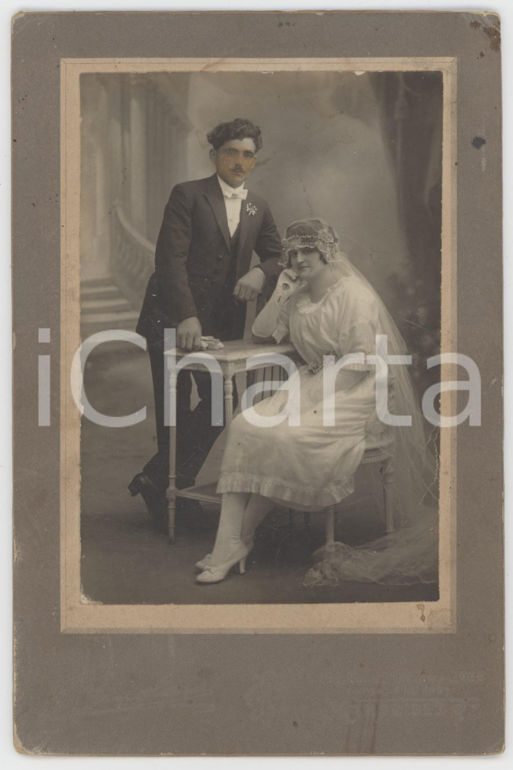 1895 ca MARSEILLE (F) Coppia di sposi nel giorno delle nozze *Foto F. GIUGLARD Fotografia d'epoca su cartoncino rigido.FOTOGRAFO: F. Giuglard - Marsiglia  POOR/danneggiato residui di colla e macchie; lievi sbrecciature angolari Formato: 11x16 cm originale e autentica 1