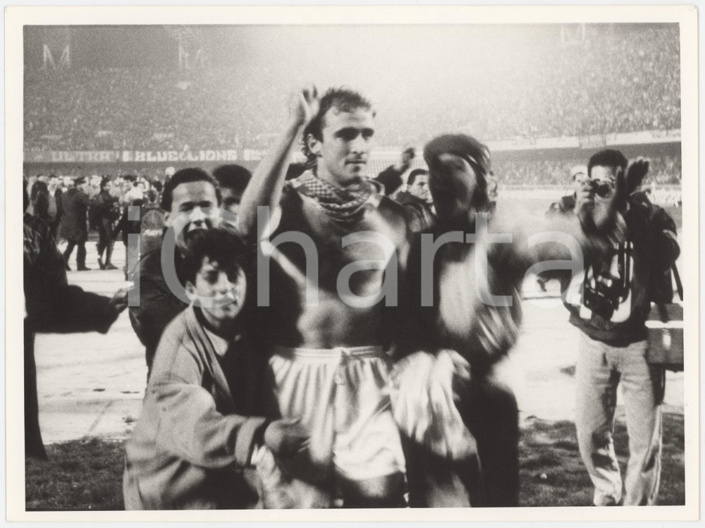 1989 CALCIO COPPA UEFA NAPOLI-JUVENTUS 3-0 Alessandro RENICA a fine partita FOTO Fotografia originale d'agenzia, con didascalia manoscritta al verso.  FAIR/discreto bassa qualitÃ  di stampa Formato: 24x18 cm originale e autentica 1