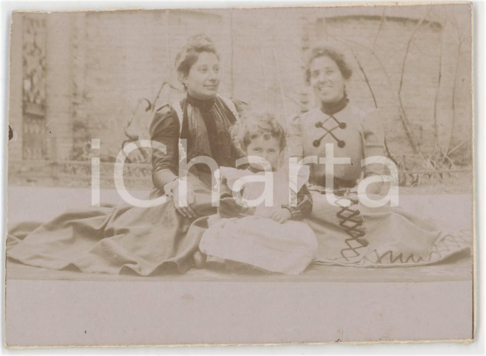 1900 ca COSTUME ITALIA Coppia di donne con bambina - Foto anonima 11x8 cm
