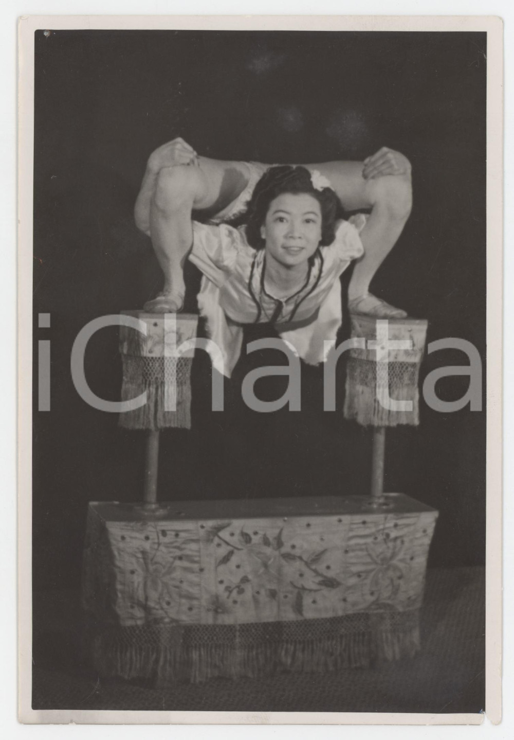 1950 ca GERMANY Circus HAGENBECK - Contorsionista - Foto 13x18 cm