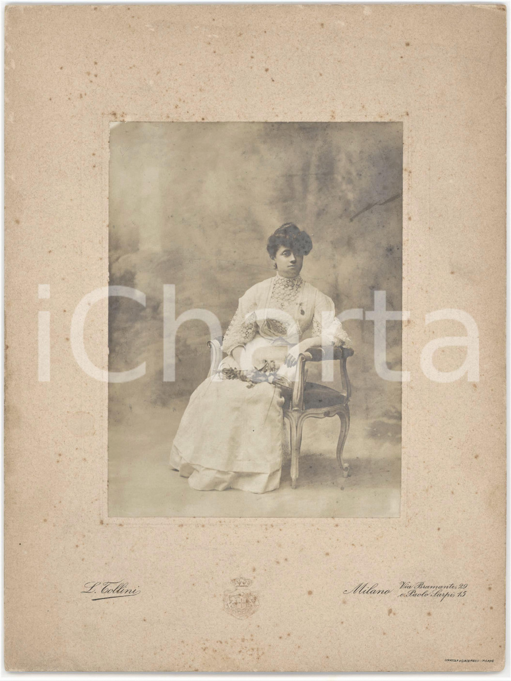 1910 ca MILANO Donna in abito bianco con mazzo di fiori - Foto TOLLINI 17x23 cm