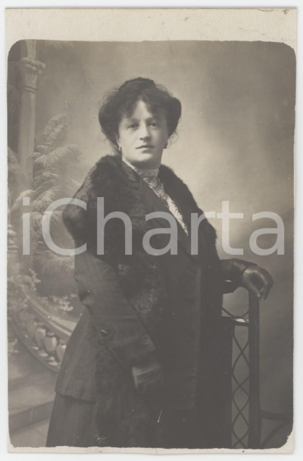 1910 ca NAPOLI Ritratto di donna con stola in pelliccia - Foto COLOMBA 7x11 cm