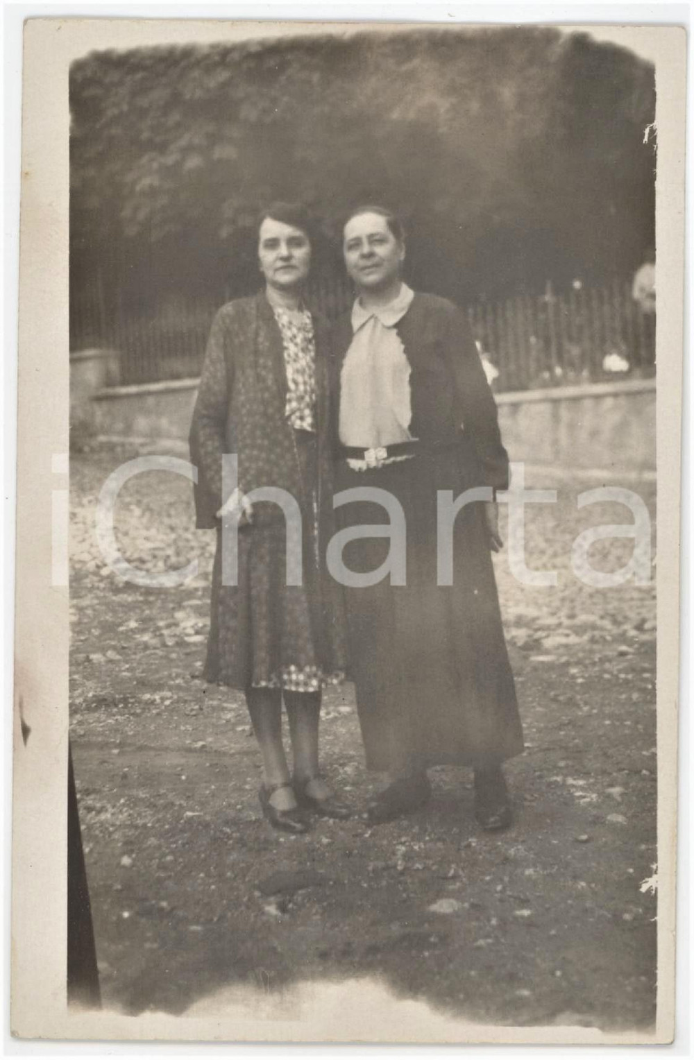 1930 VARESE Giardini - Ritratto di due donne - Foto cartolina 9x14 cm
