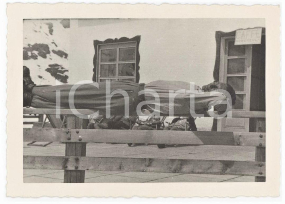1940 ca COSTUME ITALIA Riposo al sole in montagna - Foto anonima 9x6 cm Fotografia originale d'epoca. GOOD/buono  Formato: 9x6 cm originale e autentica 1