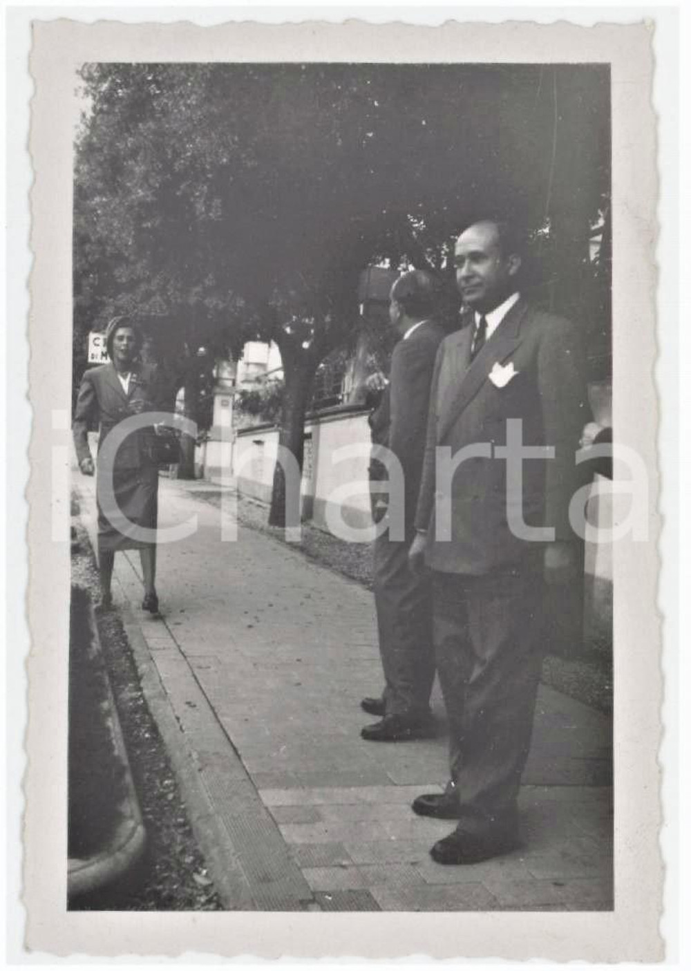 1940 ca COSTUME ITALIA Scena di gruppo sul marciapiede - Foto anonima 6x9 cm