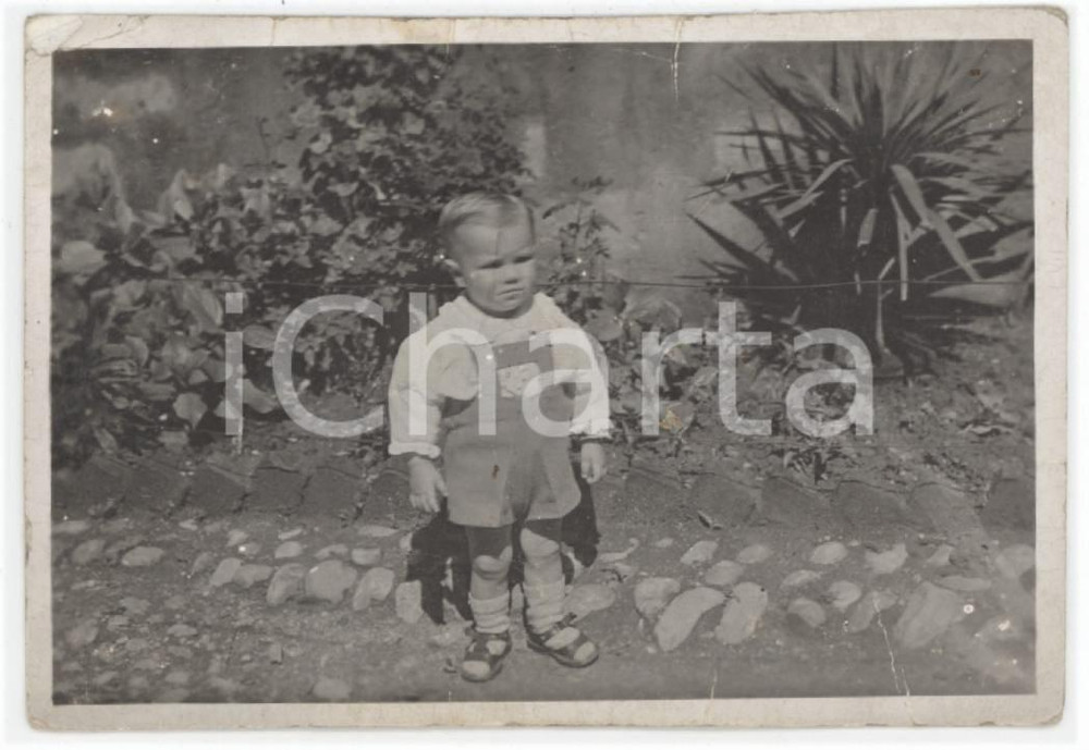 1940 ca COSTUME LOMBARDIA Bambino in cortile - Foto anonima 8x6 cm