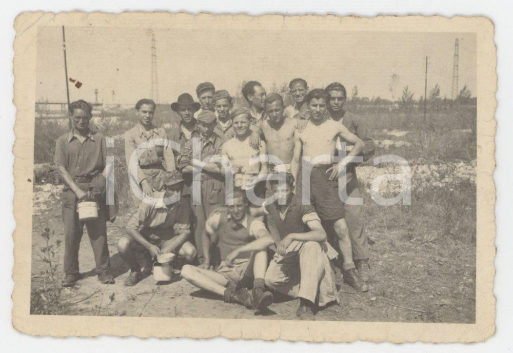 1940 ca Area di ABBIATEGRASSO Giovani a pranzo all'aperto - Foto 9x6 cm