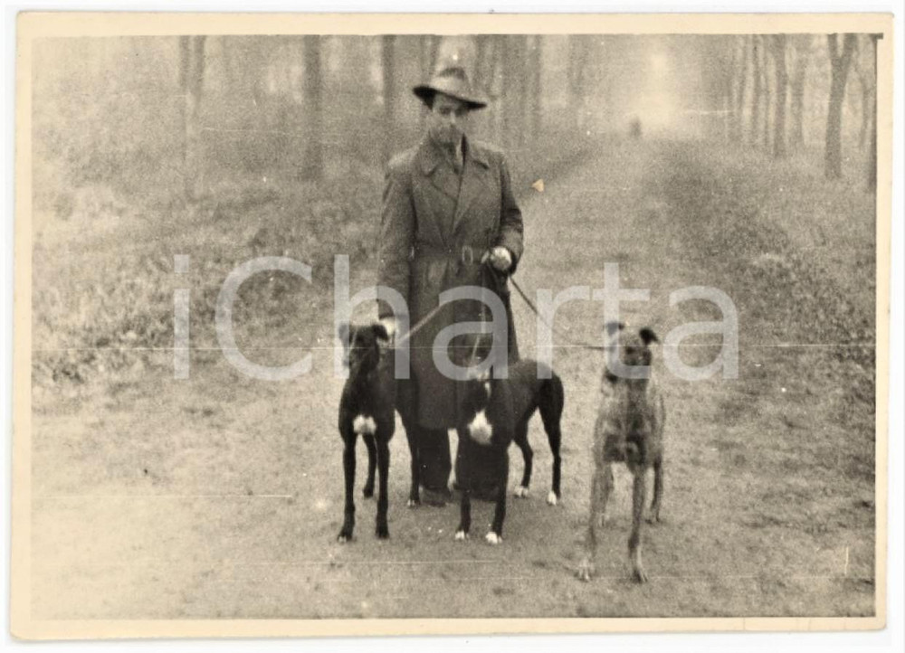 1940 ca ITALIA CACCIA Uomo con i cani - Ritratto - Fotografia anonima 11x7 cm