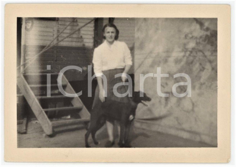 1940 ca ITALIA Donna con il cane - Ritratto - Fotografia anonima 11x7 cm