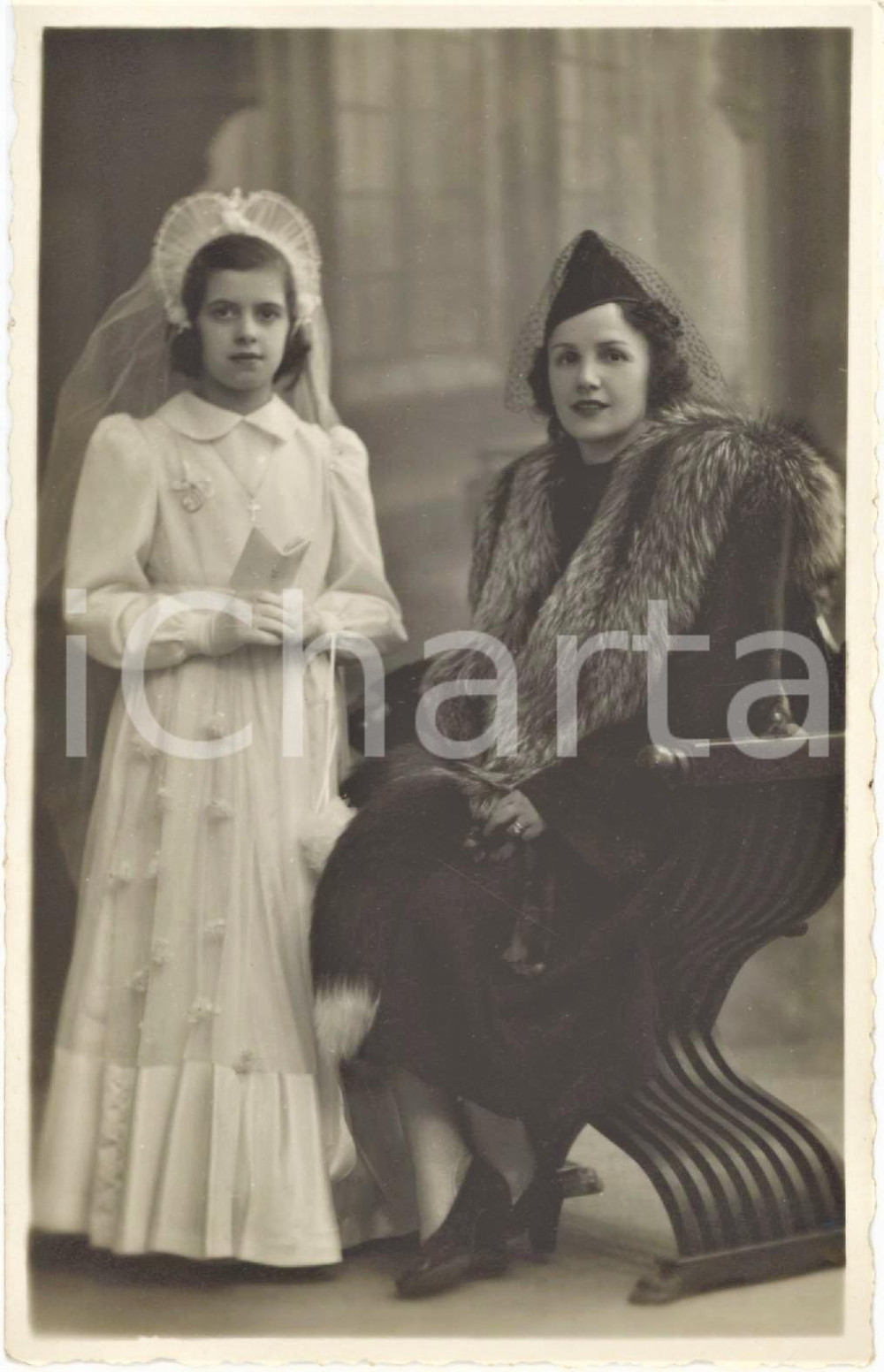 1950 ca ITALIA Donna in pelliccia con la figlia - Prima Comunione *Foto 8x13 cm