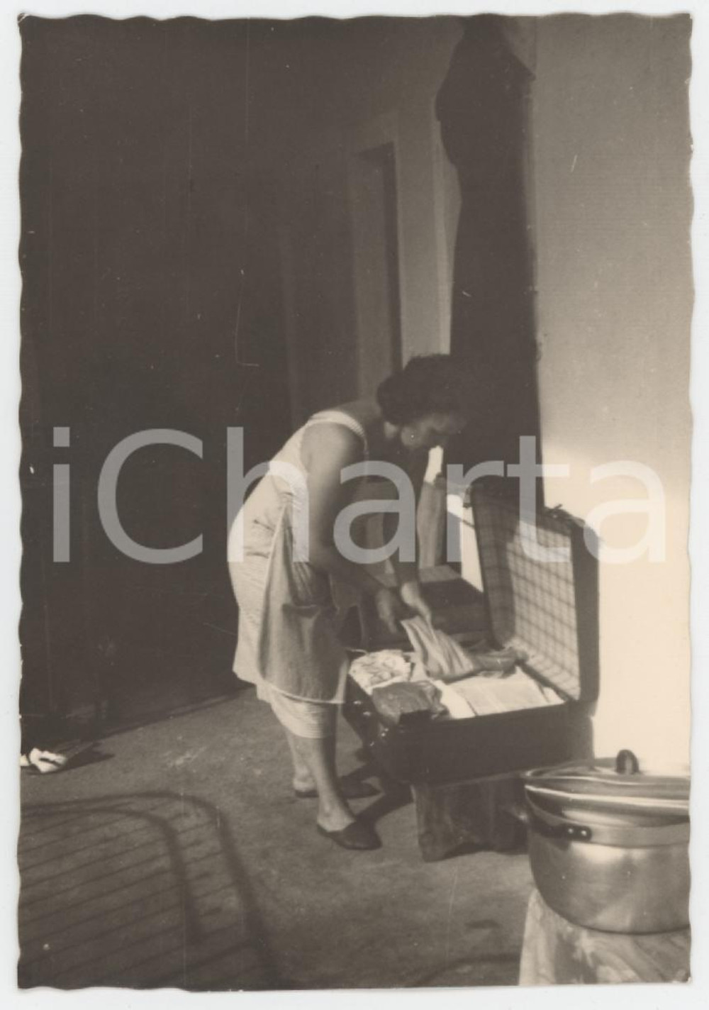 1950 ca COSTUME ITALIA Donna prepara la valigia - Foto 7x10 cm