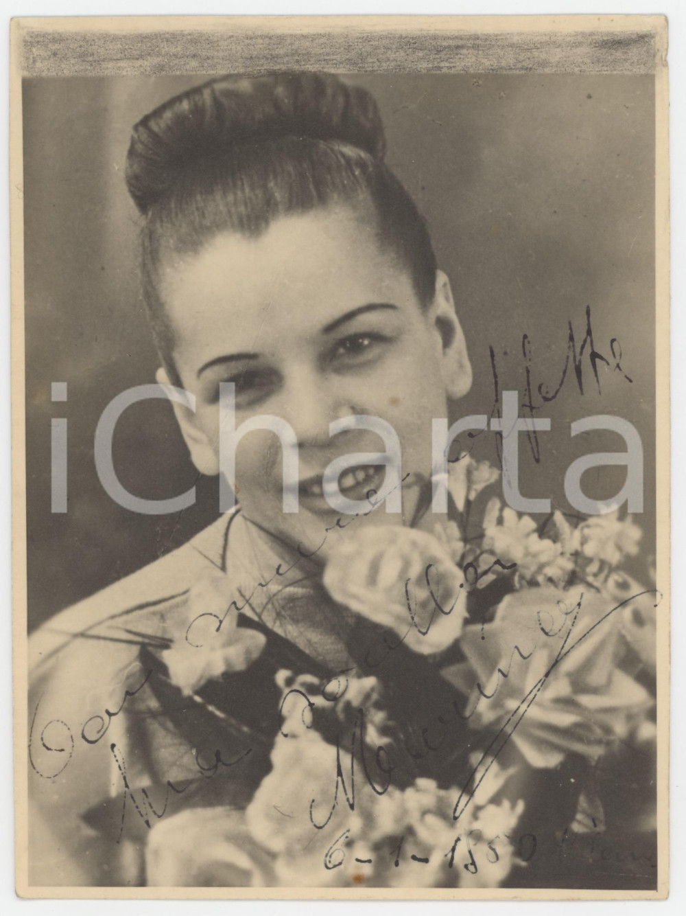 1950 COSTUME MILANO Giovane donna con mazzo di fiori - Foto L. GIOLITO 12x17 cm