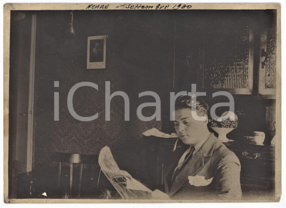 1930 COSTUME ITALIA Giovane uomo legge in salotto - Foto VINTAGE 18x13 cm