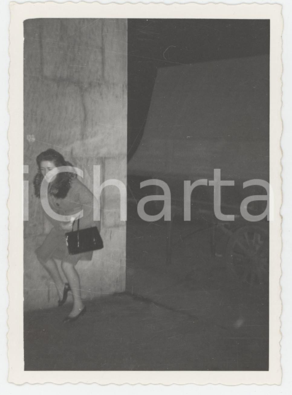 1965 s.l. COSTUME Donna nascosta dietro un angolo - Foto CURIOSA 7x11 cm  Fotografia originale d'epoca. GOOD/buono  Formato: 7x11 cm originale e autentica 1