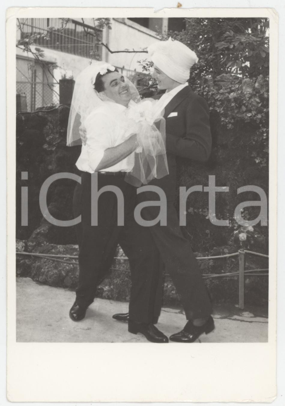 1950 s.l. COSTUME ITALIA (?) Finto matrimonio tra uomini - Foto 7x11 cm  Fotografia originale d'epoca. POOR/danneggiato lievi sbrecciature marginali Formato: 7x11 cm originale e autentica 1
