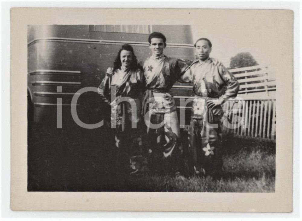 1950 ca s.l. - CIRCUS PINDER - Tre artisti in costume - Fotografia 9x6 cm  Fotografia originale d'epoca. GOOD/buono  Formato: 9x6 cm originale e autentica 1