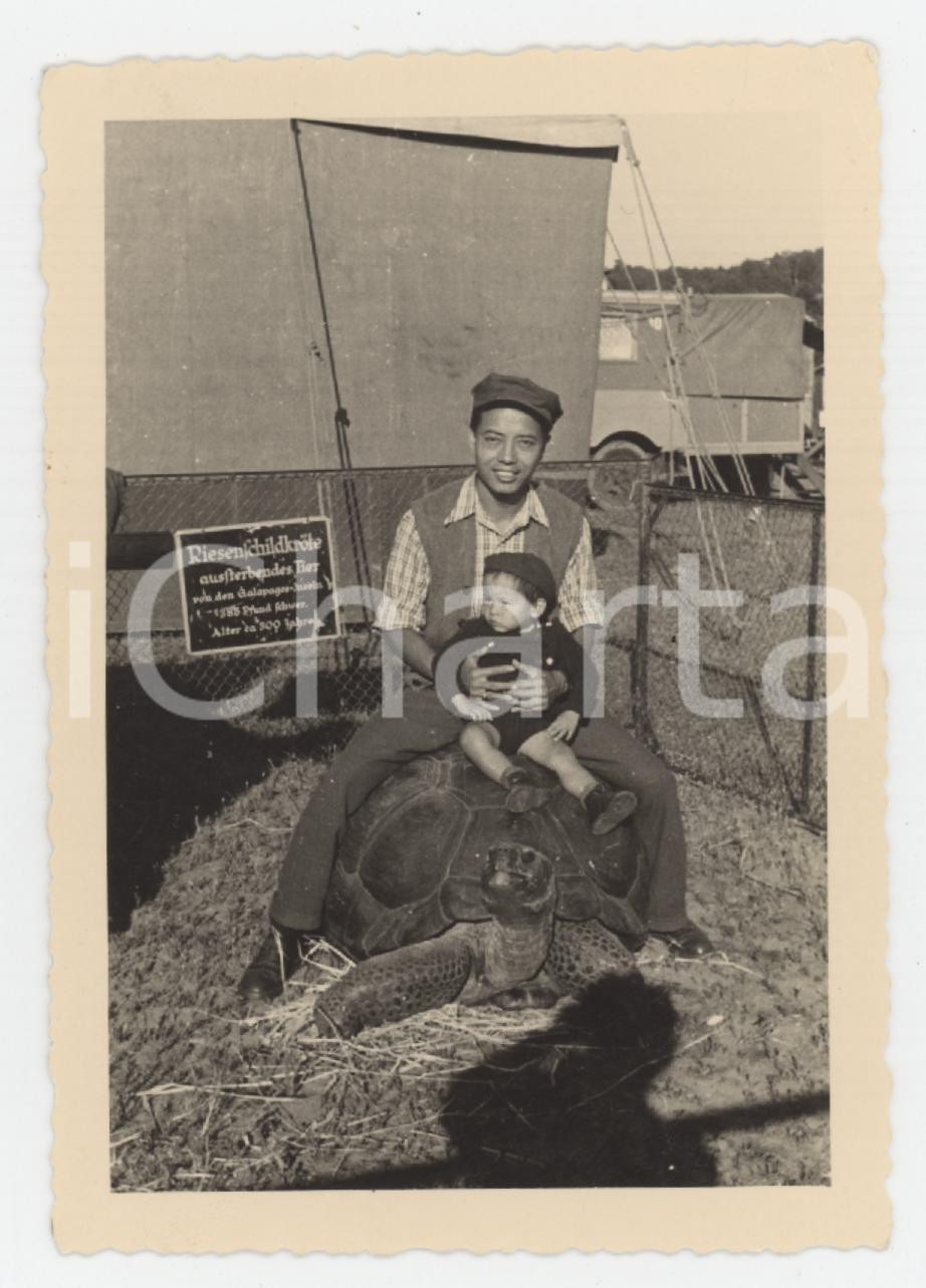 1950 ca GERMANIA Circo Carl HAGENBECK - Artista con figlio e tartaruga (2) Foto  Fotografia originale d'epoca. FAIR/discreto lieve piegatura Formato: 7x10 cm originale e autentica 1
