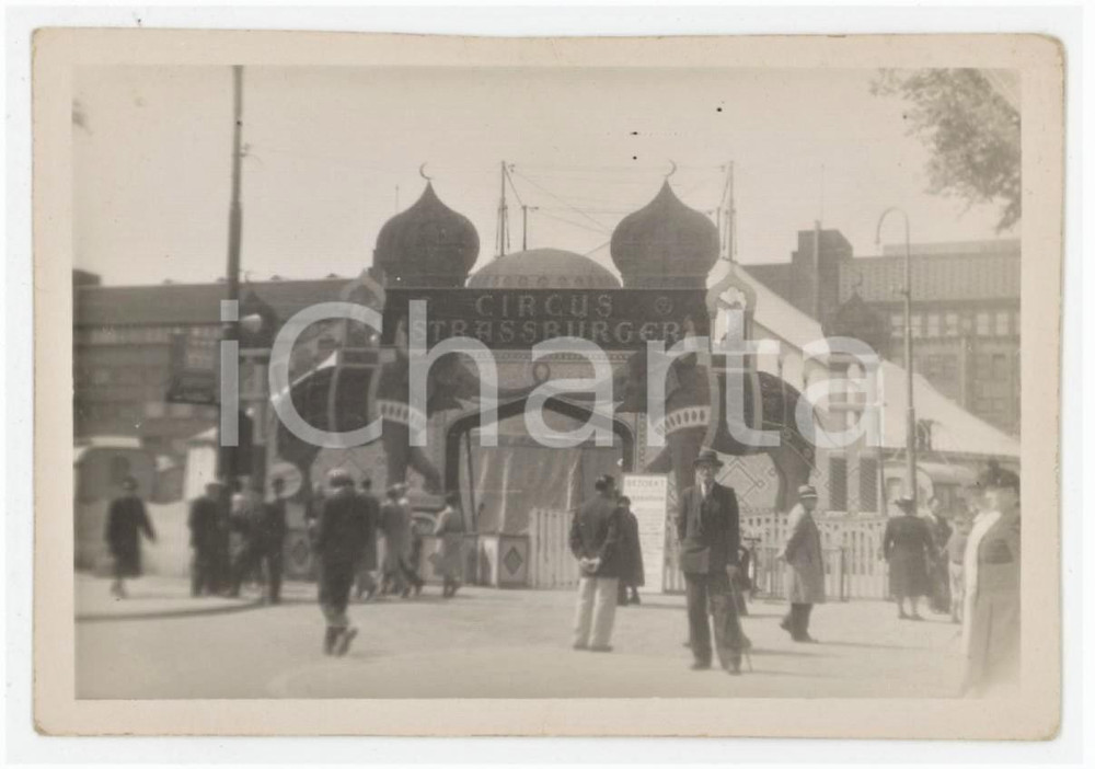 1950 ca GERMANIA - CIRCUS STRASSBURGER - Ingresso tendone - Foto ANIMATA 10x7 cm  Fotografia originale d'epoca. FAIR/discreto piccole piegature marginali Formato: 10x7 cm originale e autentica 1
