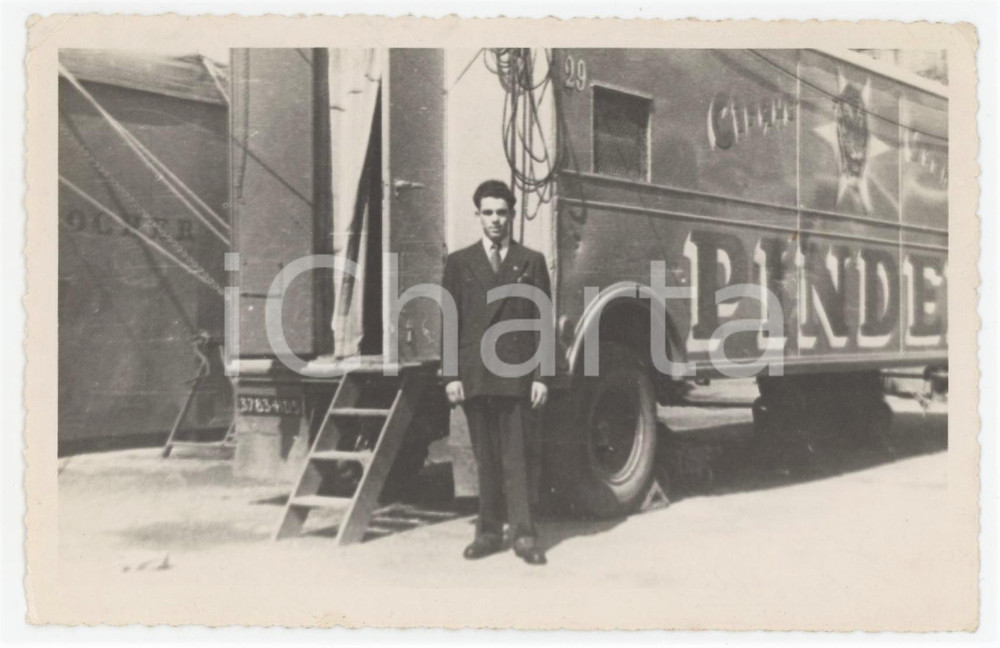 1948 FRANCE - CIRCUS PINDER - Artista - Fotografia 14x9 cm  Fotografia originale d'epoca. FAIR/discreto piccole piegature angolari e lievi impressioni superficiali Formato: 14x9 cm originale e autentica 1