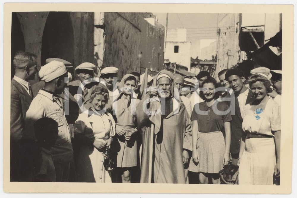 1970 ca MAROCCO (?) Gruppo in visita con guida locale ^Foto 15x10 cm