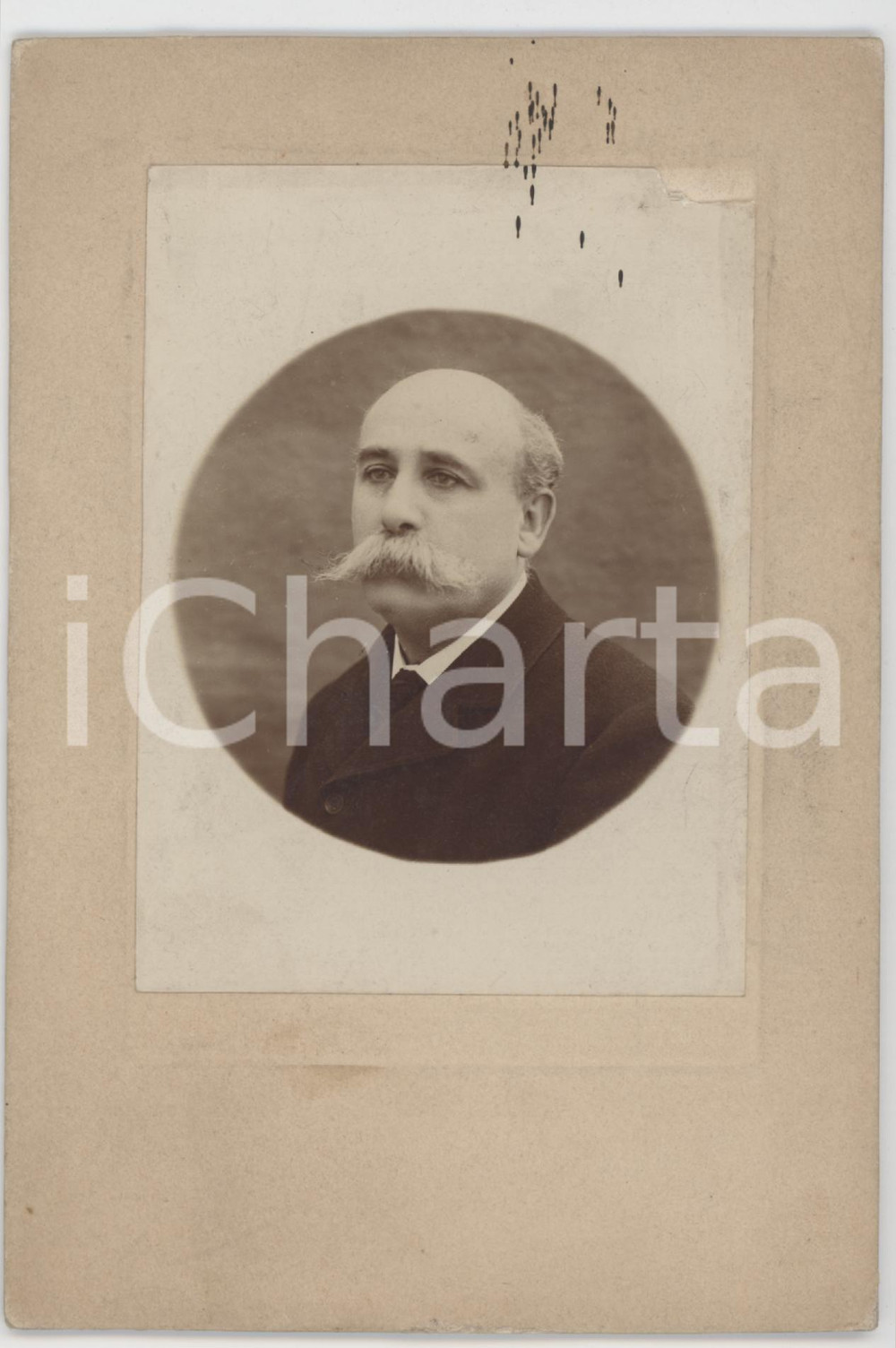 1900 ca TORINO Ritratto maschile - Busto *Foto Paolo BAROSSO dilettante 10x15 cm Fotografia originale d'epoca, su cartoncino rigido. CONDIZIONI:POOR/danneggiato piccole macchie al lato superiore e abrasione angolare alla fotografiaFORMATO: 10x15 cm originale e autentica 1