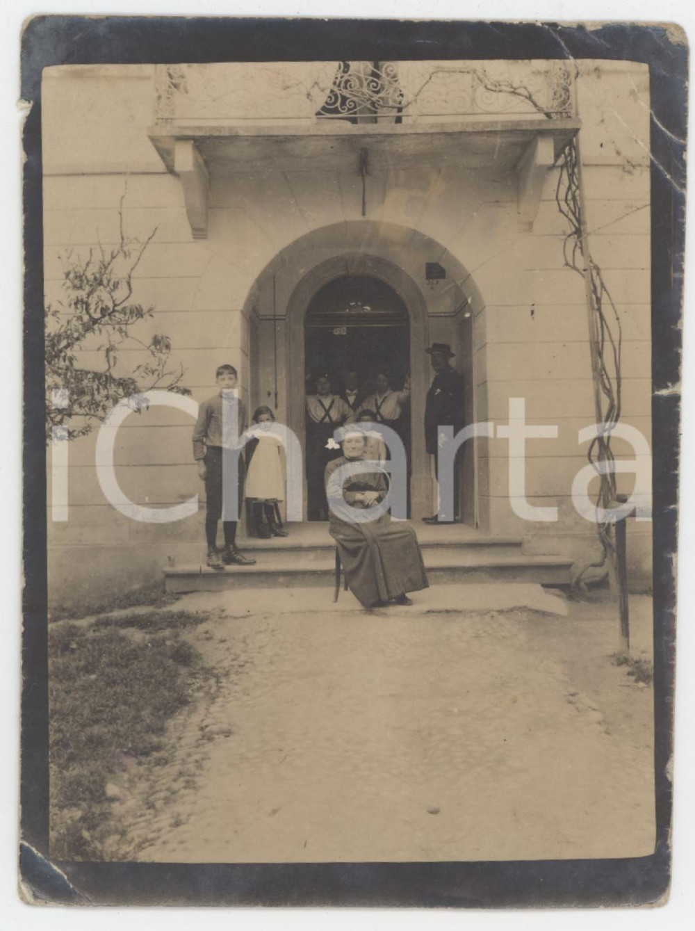 1900 ca ITALIA Donna tra la servitÃ¹ sulla porta della propria casa *Foto anonima Fotografia originale d'epoca. POOR/danneggiato piegature angolari e piccole sbrecciature marginali Formato: 8x12 cm originale e autentica 1