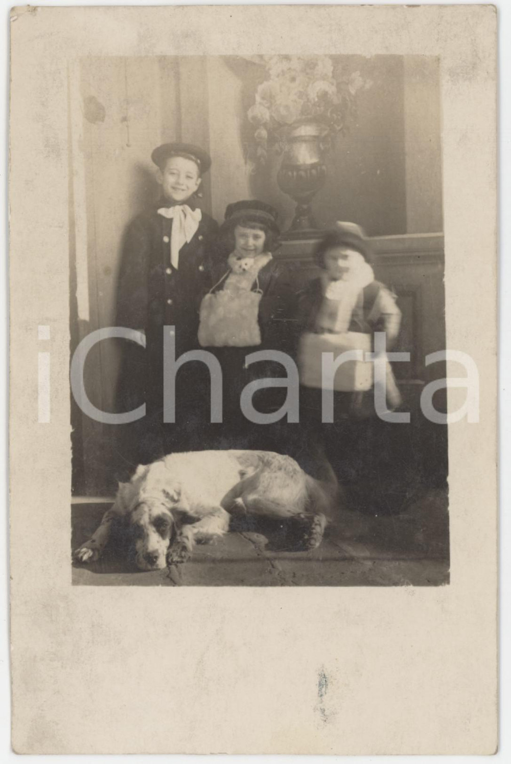 1925 ca ITALIA - COSTUME Bambini con cane - Ritratto - Foto 8x13 cm Fotografia d'epoca. POOR/danneggiato Smussature agli angoli, aloni al recto Formato: 8x13 cm originale e autentica 1