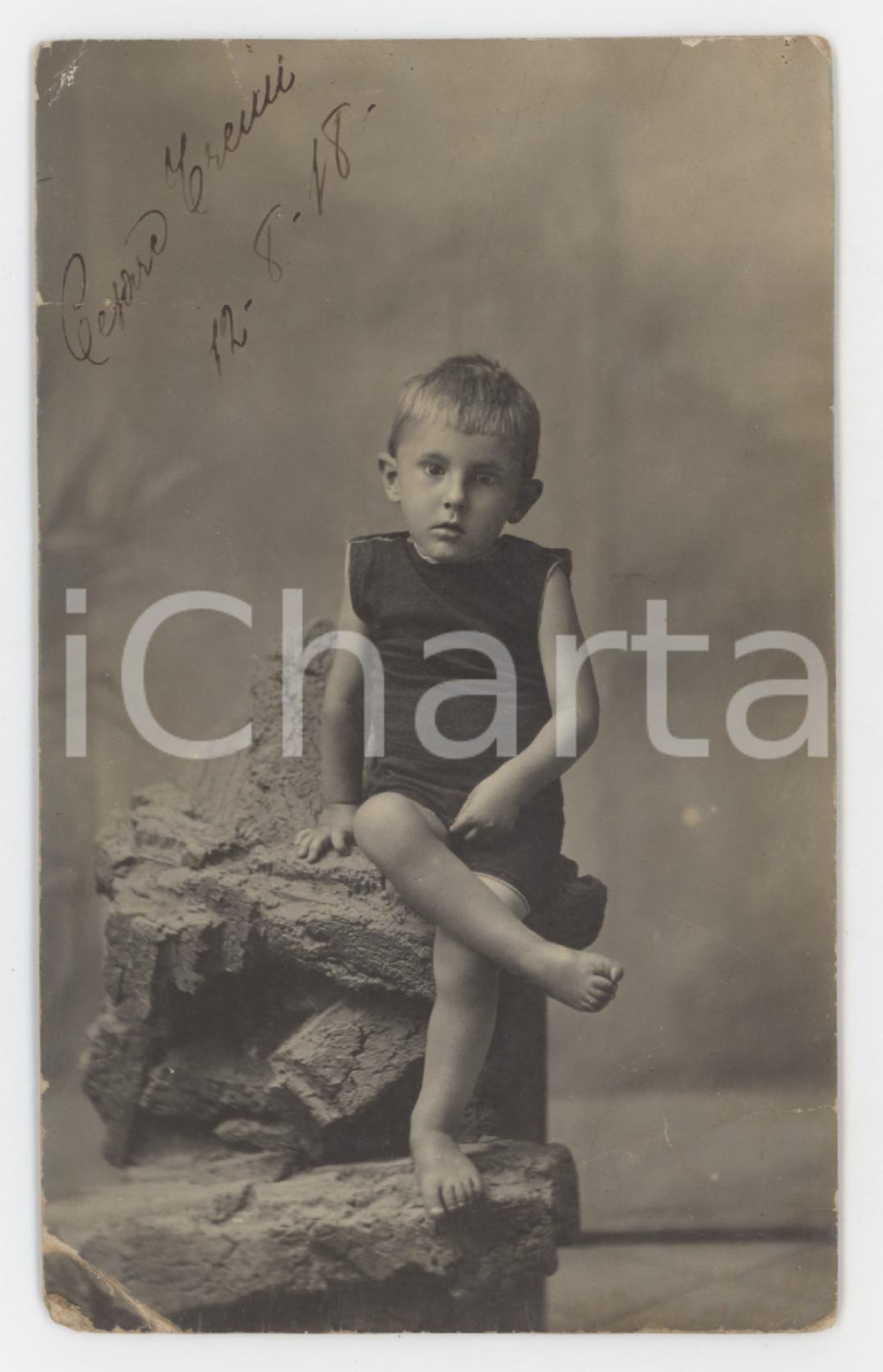 1918 SAVONA Ritratto di Cesare TREMI - Bambino sugli scogli - Foto 8x13 cm Fotografia d'epoca in formato cartolina postale, non viaggiata ma con nota manoscritta.  POOR/danneggiato Piegature agli angoli e ai margini, gualciture diffuse Formato: 8x13 cm originale e autentica 1