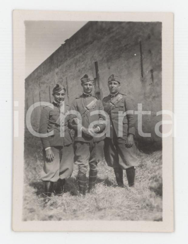 1930 FIRENZE Tre giovani ufficiali in un campo - Ritratto - Fotografia 5x6 cm