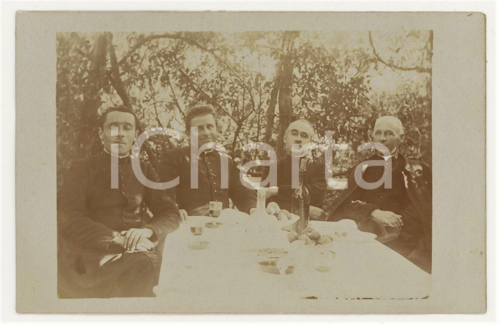 1920 ca COSTUME ITALIA Quattro sacerdoti a pranzo in campagna - Foto 14x9 cm