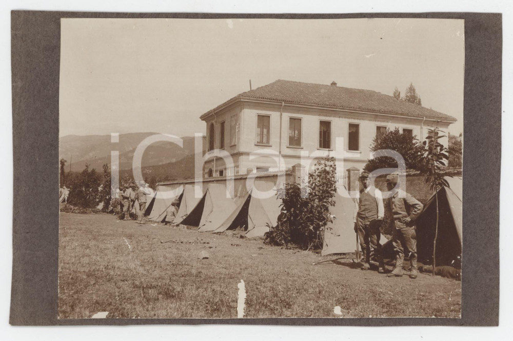 1915 ca WW1 ITALIA Accampamento presso una scuola - Soldati - Foto 14x9 cm
