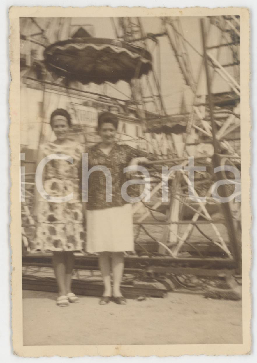 1961 CRESCENTINO (VC) Signore al Luna Park - Foto ANONIMA 7x10 cm