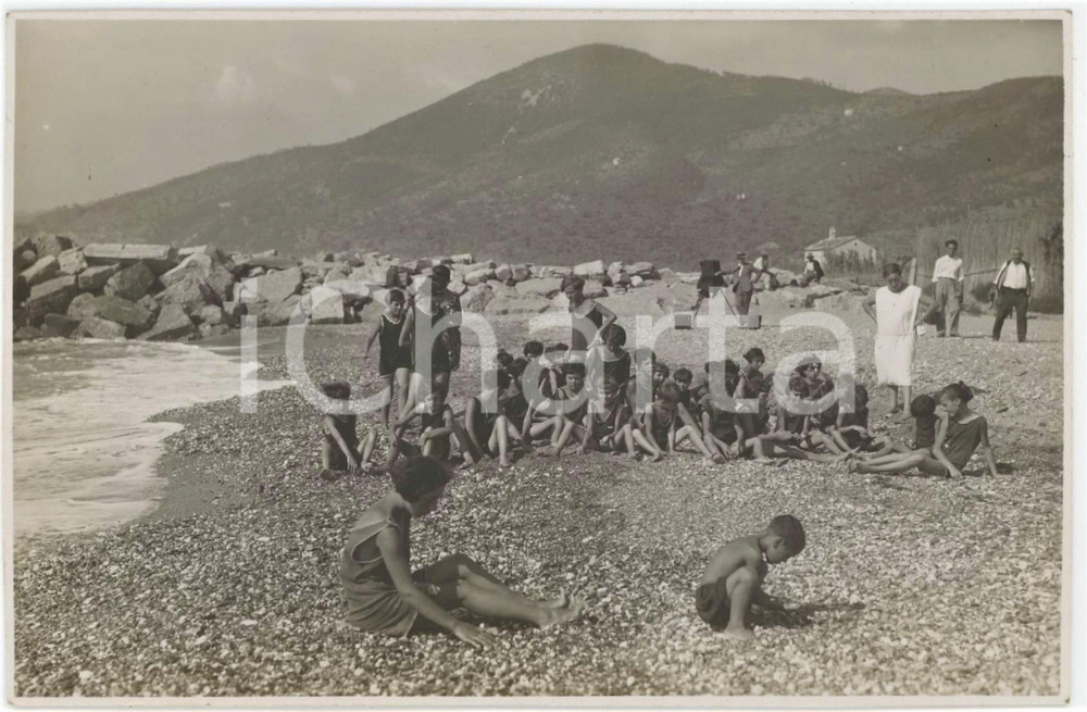 1928 ITALIA - COLONIA ESTIVA Bambini giocano in spiaggia - Foto ANONIMA 14x9 cm