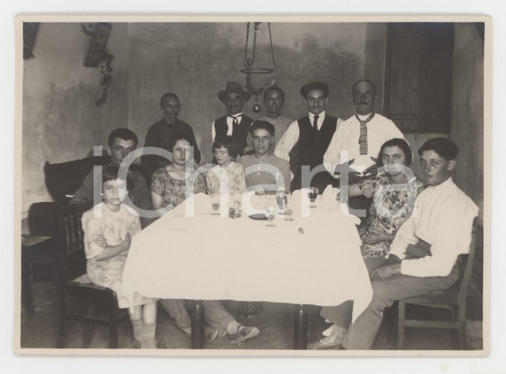 1945 ca COSTUME ITALIA Famiglia riunita a tavola - Foto anonima 11x8 cm