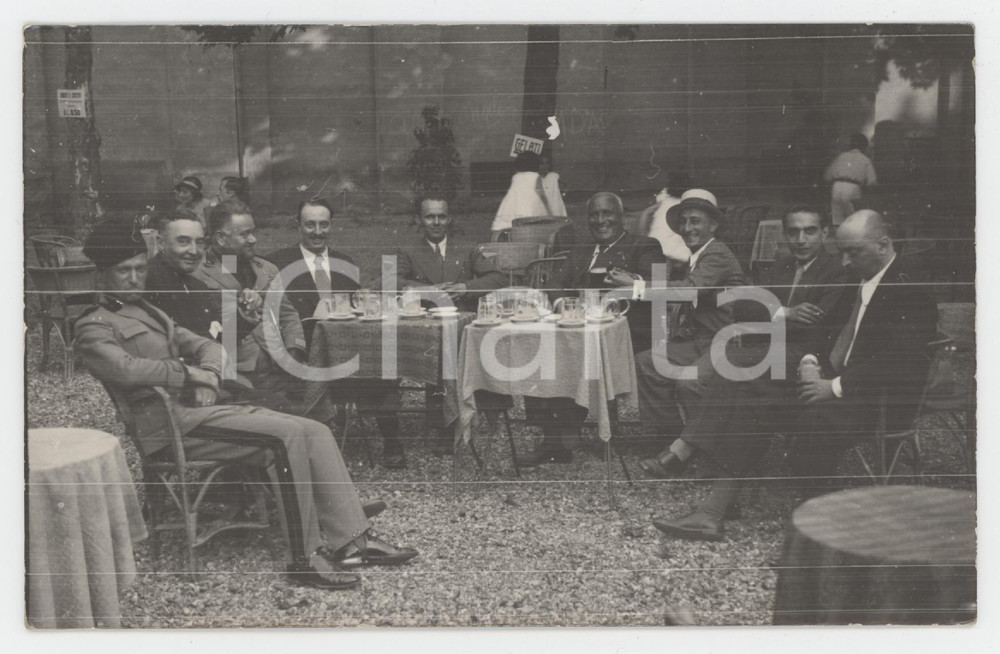 1935 ca ITALIA Gruppo di uomini in cortile al bar - Foto DANNEGGIATA 14x9 cm Fotografia originale d'epoca, in formato cartolina postale.     VERY POOR/gravemente danneggiato evidenti difetti di stampa Formato: 14x9 cm originale e autentica 1