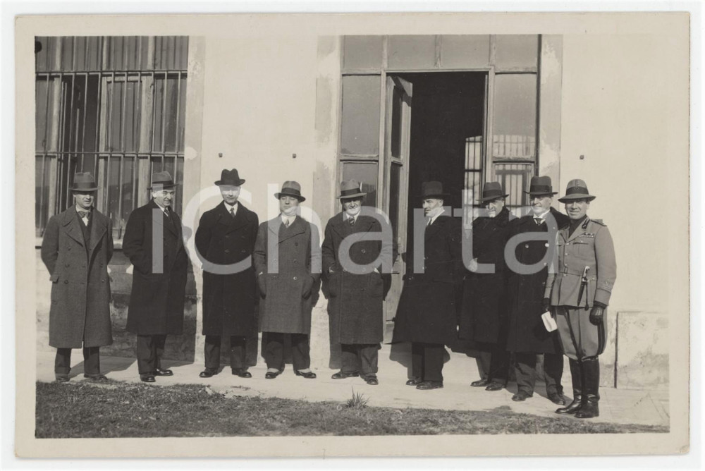 1940 ca LOMBARDIA (?) Dirigenti all'ingresso di un'azienda - Foto ANONIMA 14x9