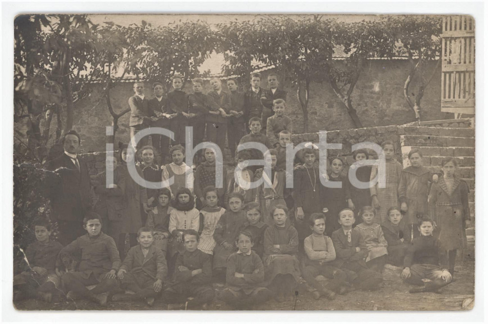 1920 ca ITALIA Scolaresca in giardino con maestro - Foto DANNEGGIATA 14x9 cm