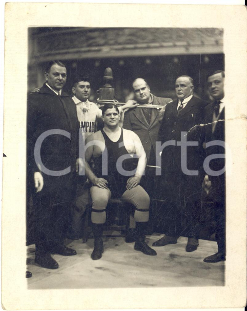 1925 ca ROMA BOXE Società GIAMPAOLI con pugile sul ring - Foto DANNEGGIATA Fotografia d'epoca.FORMATO: 10x13 cm FOTOGRAFO: Romolo Del Papa - RomaCONDIZIONI: POOR (taglio di circa 3 cm al lato destro)     originale e autentica 1