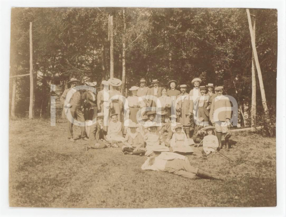 1900 ca ITALIA - COSTUME Gruppo di amici nel bosco - Fotografia anonima 8x6 cm