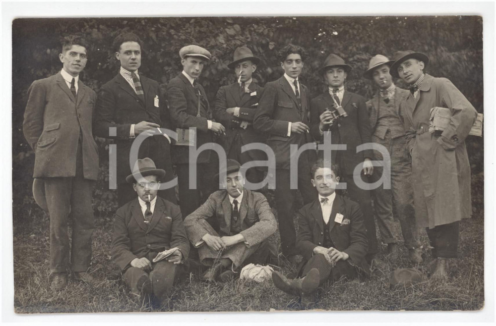 1920 ca ITALIA - COSTUME Uomini con binocoli - Foto di gruppo 13x8 cm