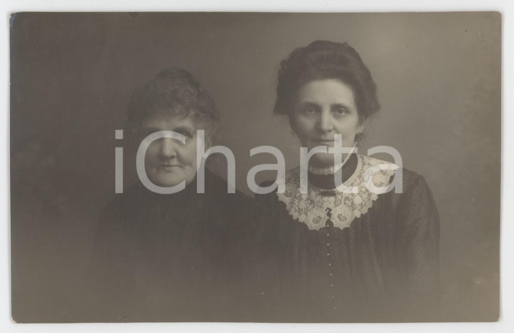 1917 GERMANY Portrait of two women - Photo 13x8 cm Fotocartolina d'epoca, non viaggiata ma con note manoscritte al verso. FAIR/discreto Lievi smussature agli angoli Formato: 13x8 cm originale e autentica 1