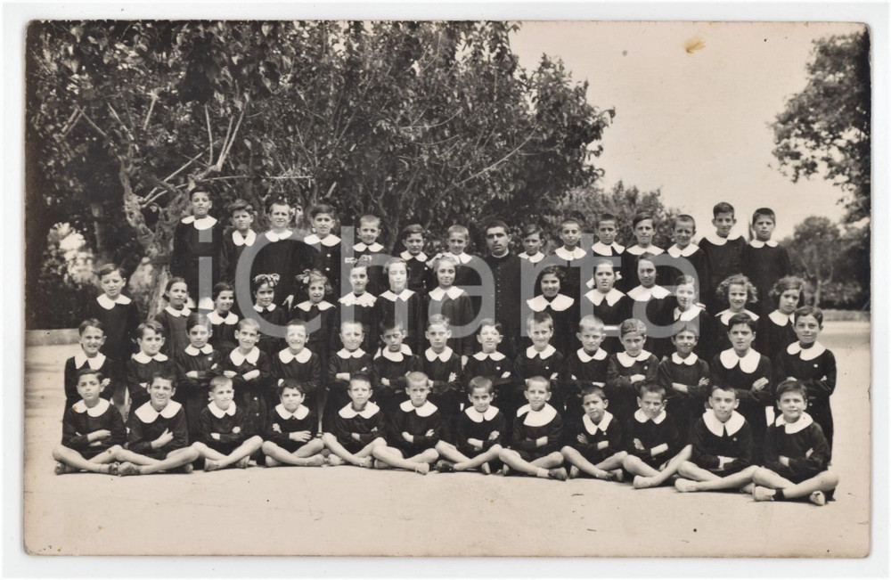 1939 ITALIA Scuola cattolica - Foto di classe con sacerdote - Cartolina 14x9 cm