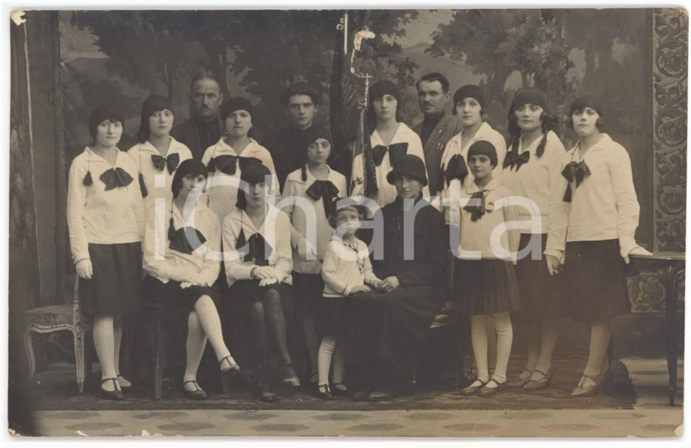 1930 ca ITALIA - FASCISMO Giovani italiane - Foto di gruppo DANNEGGIATA 13x8 cm