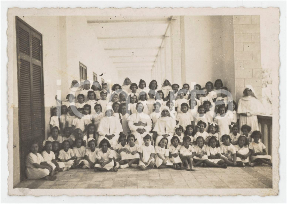 1930 ca ITALIA Colonia marina - Prete e suore in posa coi bambini - Foto 12x8 cm