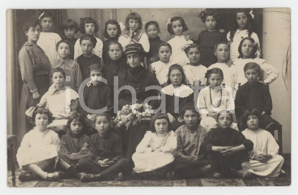 1900 ca TORINO Maestra con studentesse - Foto di gruppo 13x8 cm